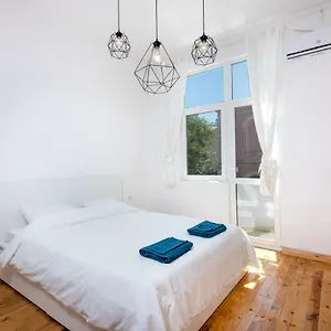 The White - Bogoridi Main Street Apartment
